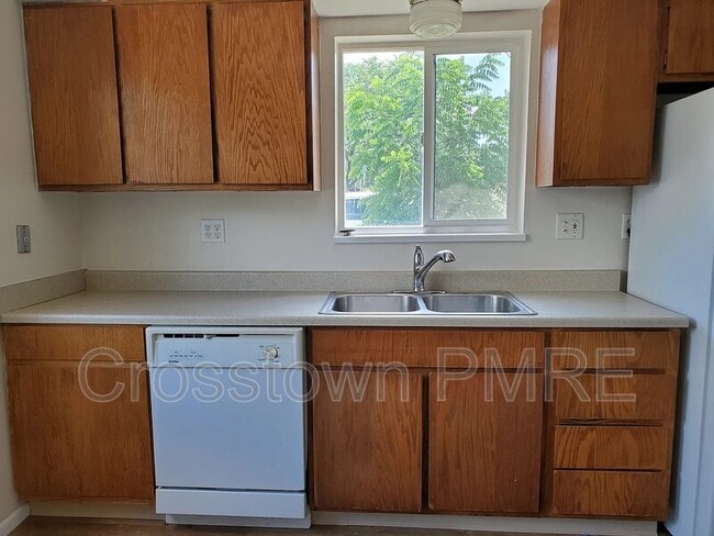 Photo - 1235-1235 32nd St