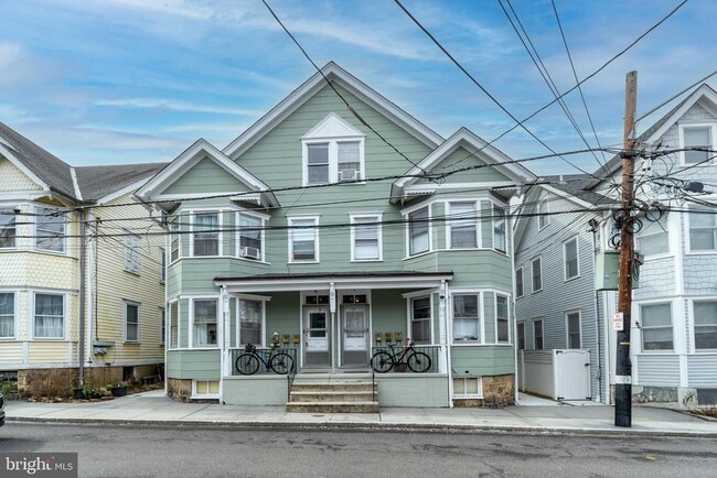 Building Photo - 24 Bank St