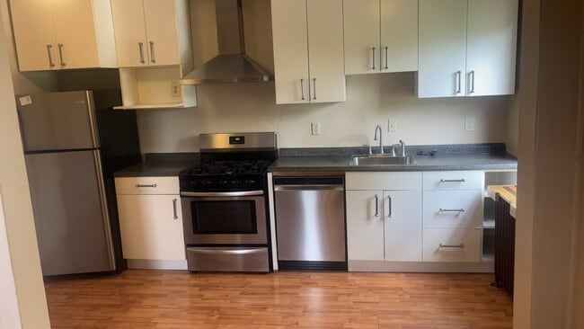 Building Photo - 10 Love Pl Unit 10 Love Place Apt 3