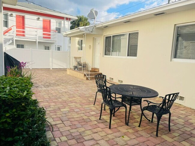 124 N Palmway