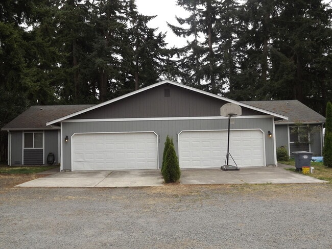 Building Photo - Wonderful 3 Bedroom Duplex!