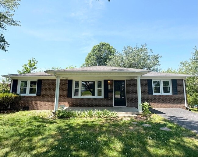 Building Photo - Clean Cozy Home!