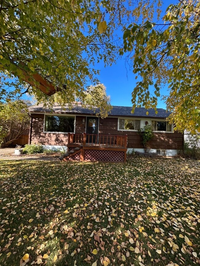 Building Photo - Charming 3 Bedroom Home with Large Heated ...