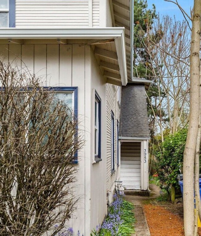 3951 SE Holgate Blvd Unit 3953 - Upstairs Unit