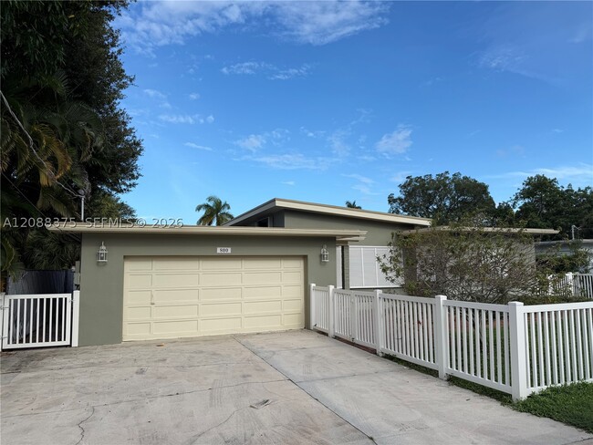 Photo - 800 SW 8th St