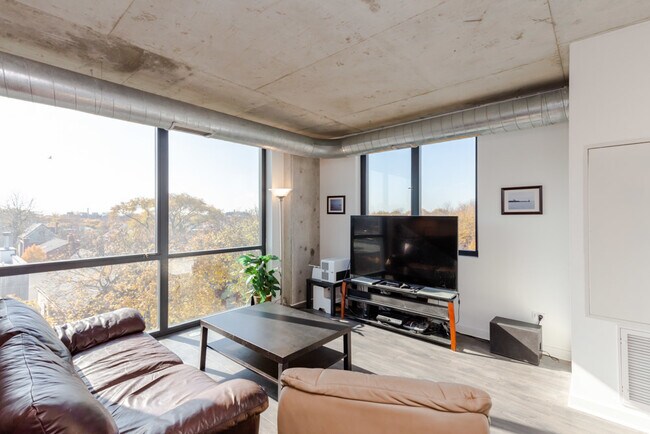 Photo - 1714 W Roscoe St