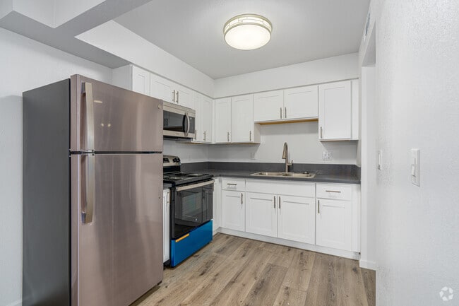 2BR, 1BA - 830SF - Kitchen