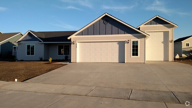 Building Photo - Newer 3/2 Rathdrum Rancher with RV Garage Rental