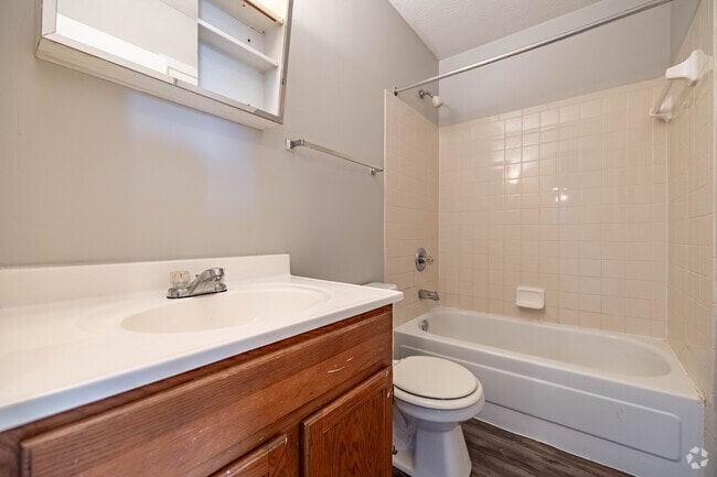 1BR, 1BA - 625SF - Primary Bathroom