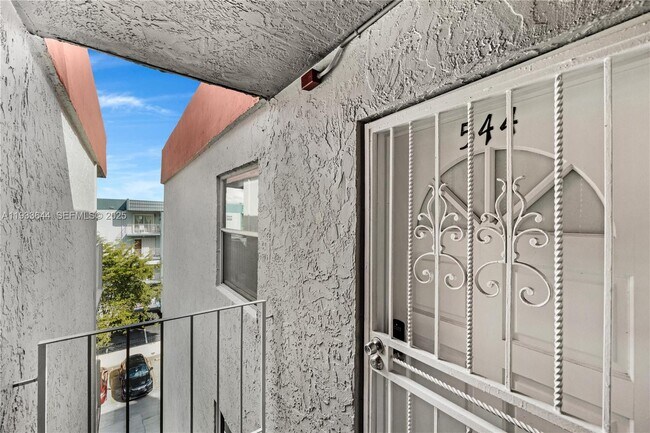 Photo - 1750 W 46th St Unidad 544