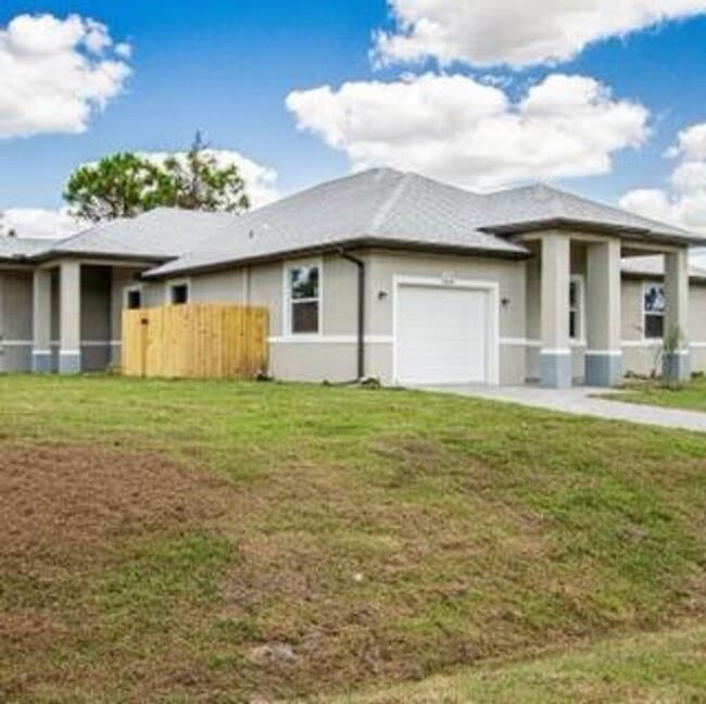 Building Photo - Huge Corner Duplex-3/2/1 Rental