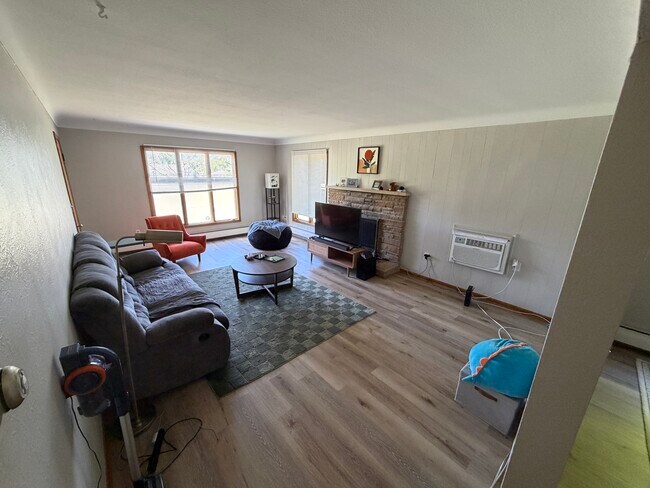 Photo - 491 Wheelock Pkwy E