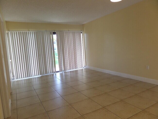 Photo - 1524 Lake Crystal Dr Unit B
