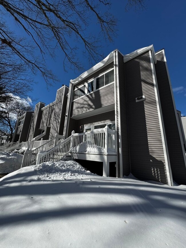 Building Photo - Well maintained and updated townhouse for lease in sought after Chelmsford Village