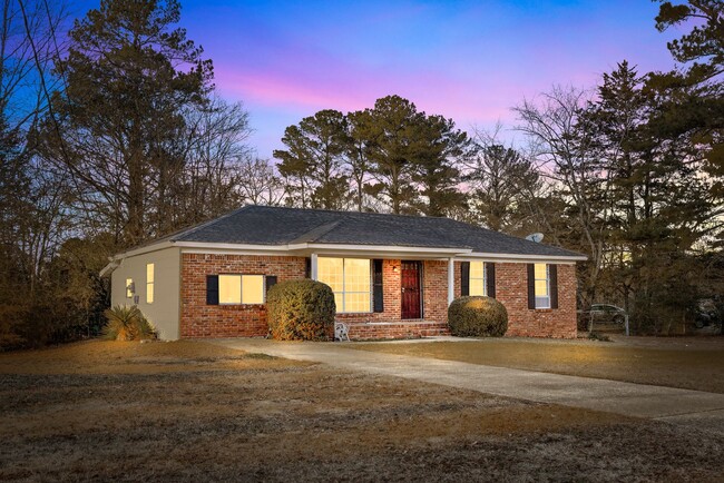 Newly Renovated 4 Bedroom, 2 Bath Home wit... - Newly Renovated 4 Bedroom, 2 Bath Home wit...