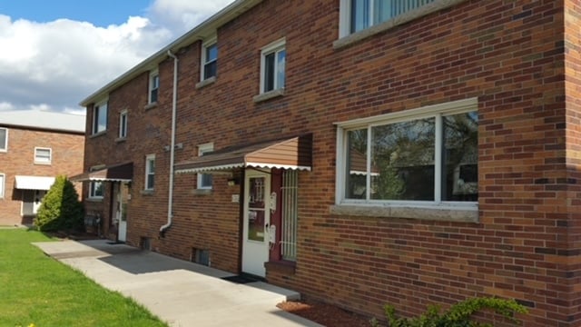 Building Photo - 636 Kenmore Ave Unit Upper