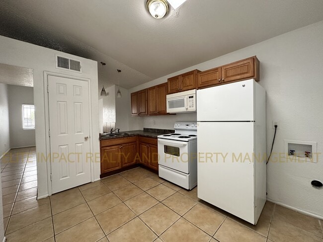 Photo - 423 E Thoroughbred St