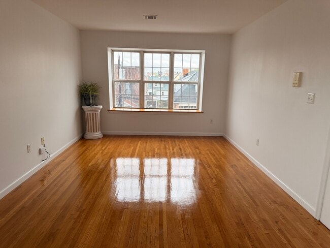 Living room - 216 Amity St Unit 2