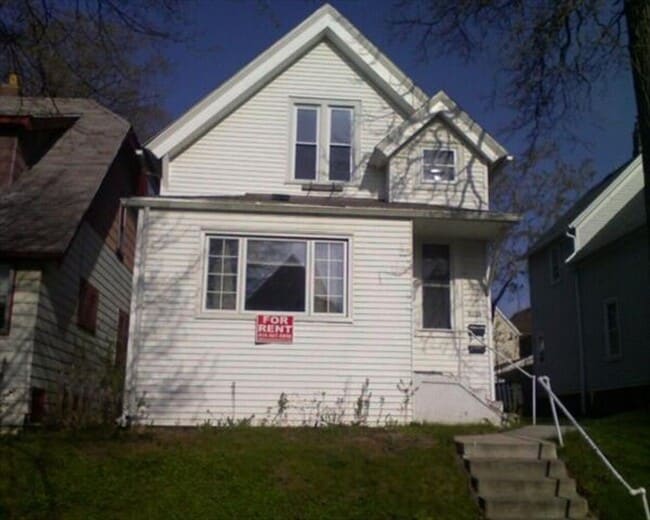 Building Photo - 3114 N Newhall St Unit Upper