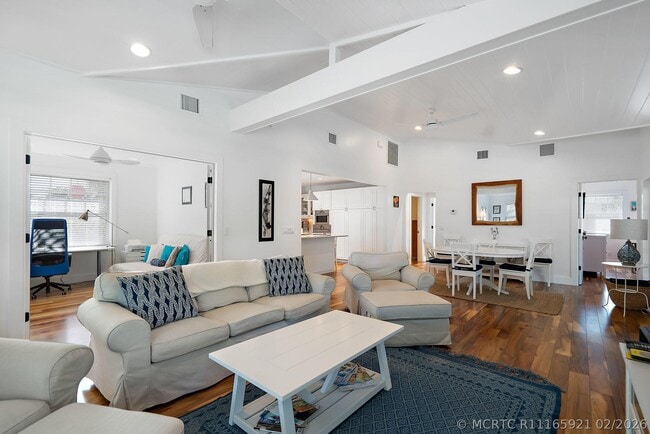 Photo - 461 Jupiter Ln