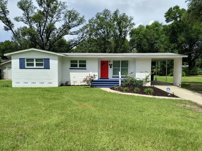 Building Photo - GORGEOUS REMODELED 3 BEDROOM 2 BATH Rental