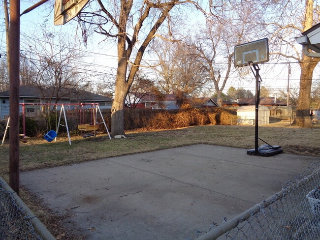 Building Photo - Great 3 bedroom 2 bath rancher at an amazi... Rental