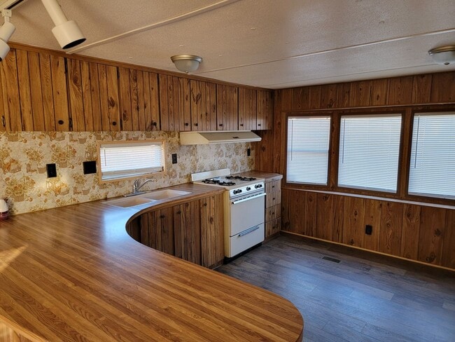 Photo - 1692 Williams Dr