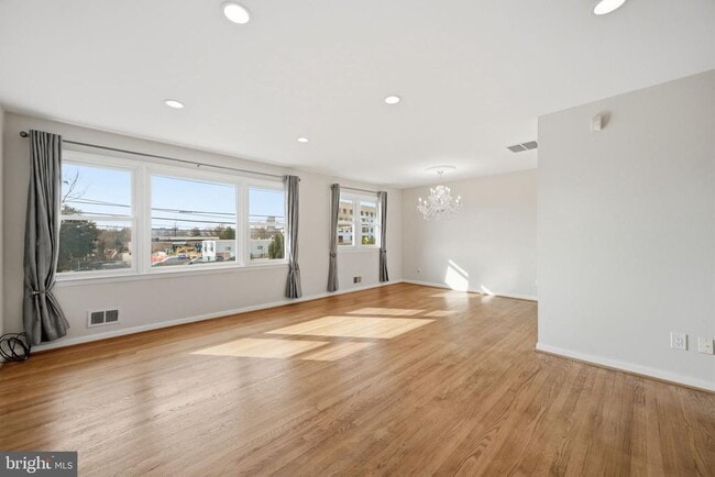 Photo - 1721 University Blvd W