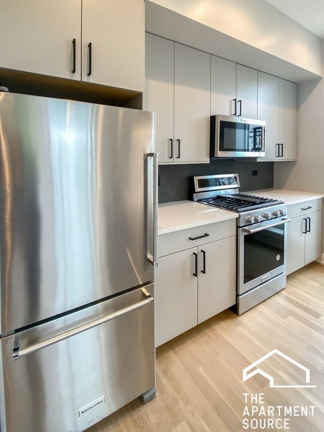 Photo - 1050 W Cornelia Ave Unit 203
