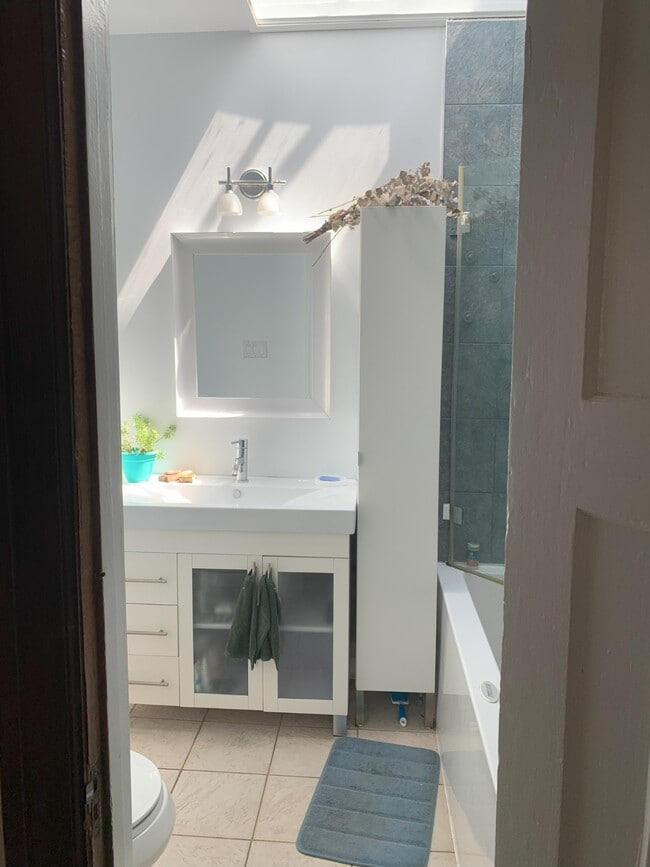 Photo - 2249 Av Girouard Unit Bedroom 2