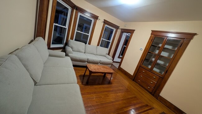 Building Photo - 122 Foster St Rental
