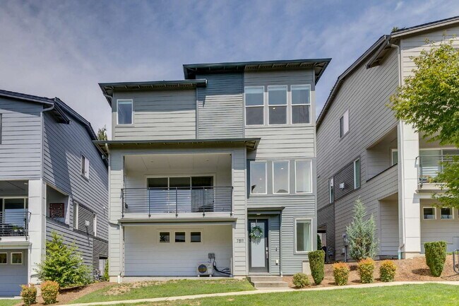 Modern Luxury Living in the Heart of Kirkland- Available for RENT August 15th