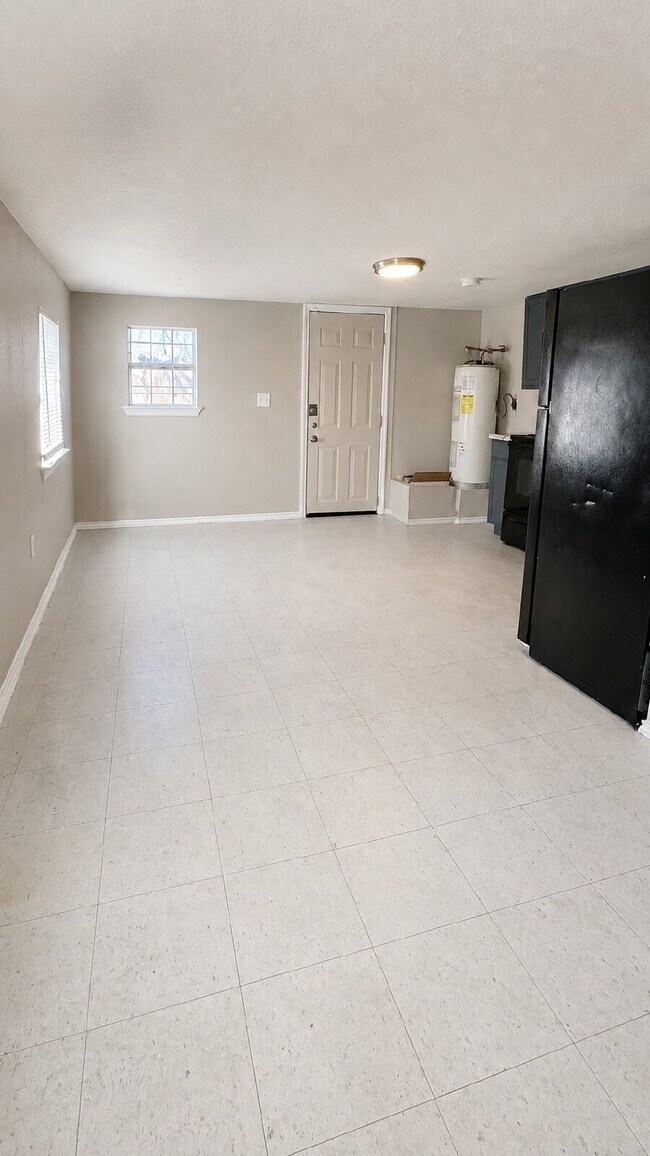 Private Detached 1-Bedroom Apartment with Backyard