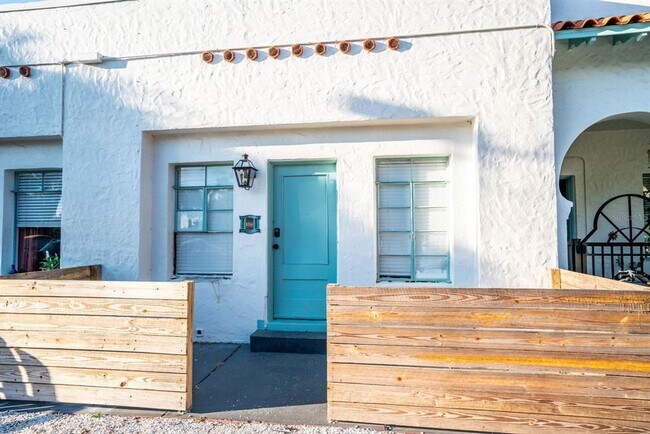 Building Photo - 1700 Park St N Unit 207