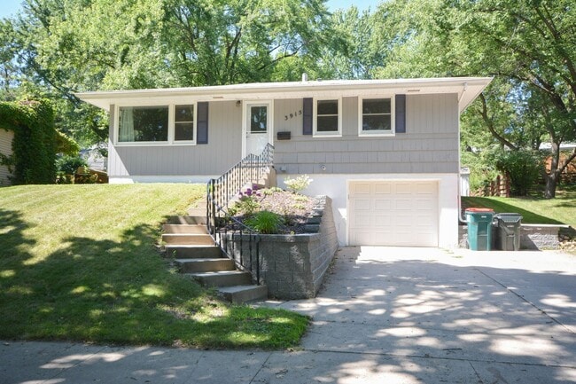 Building Photo - Beautifully updated home in desirable Coun...