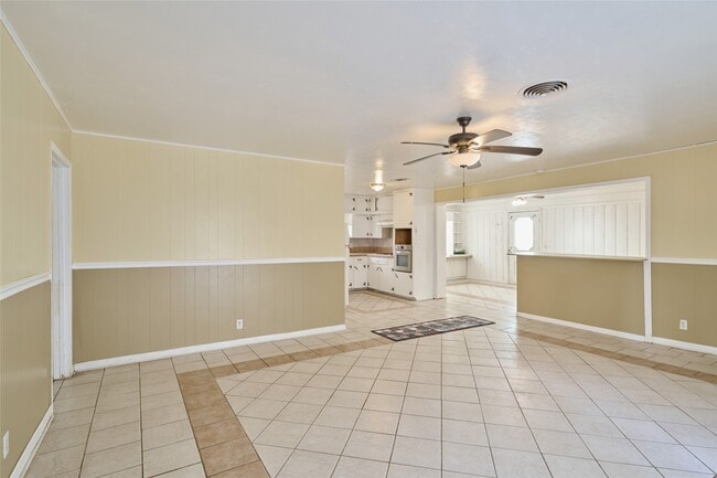 Photo - 203 Paul Knox St