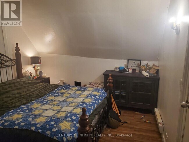 Photo - 134 Simcoe St S Unit 2