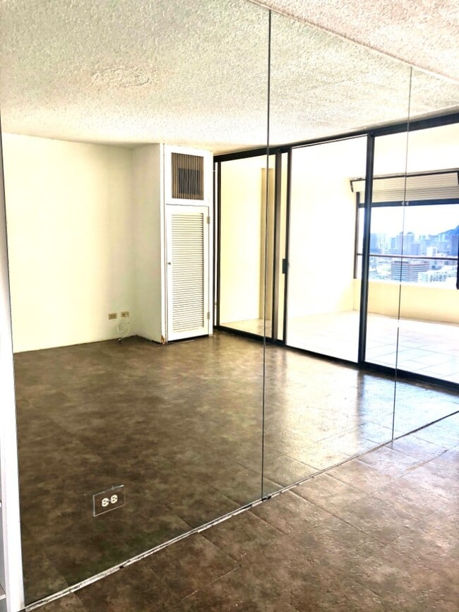 Espejo de la sala de estar - 1717 Mott-Smith Dr Unidad MSL 3109