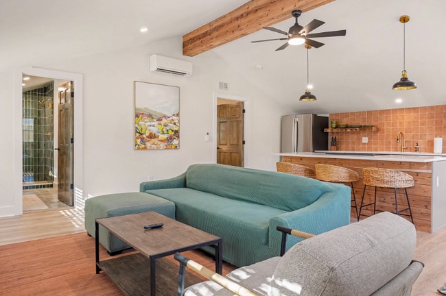 Photo - 625 Semaht St