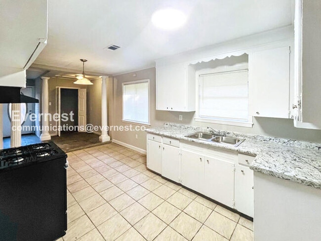 Photo - 3010 Center St