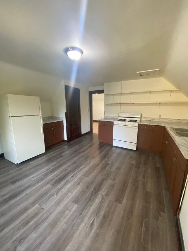 Photo - 1242 E Mifflin St