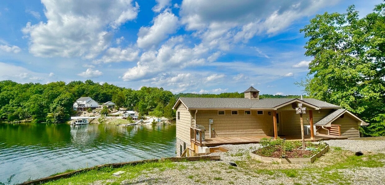 Charming Lakefront 2/3 Bedroom Home on Cla... - Charming Lakefront 4-Bedroom Home in Pulas...