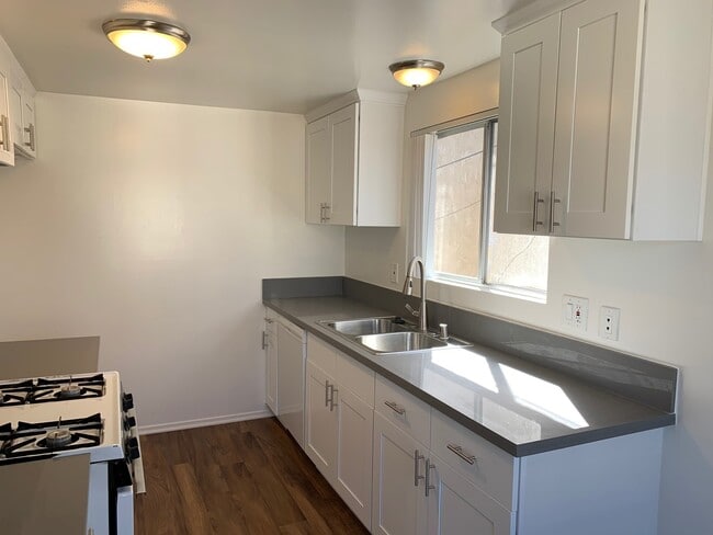 Building Photo - 206 Unit 206-740A