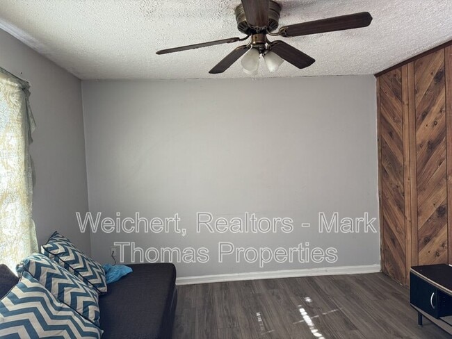 Photo - 402 School St