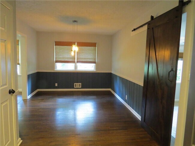 Photo - 1570 Van Epps St SE