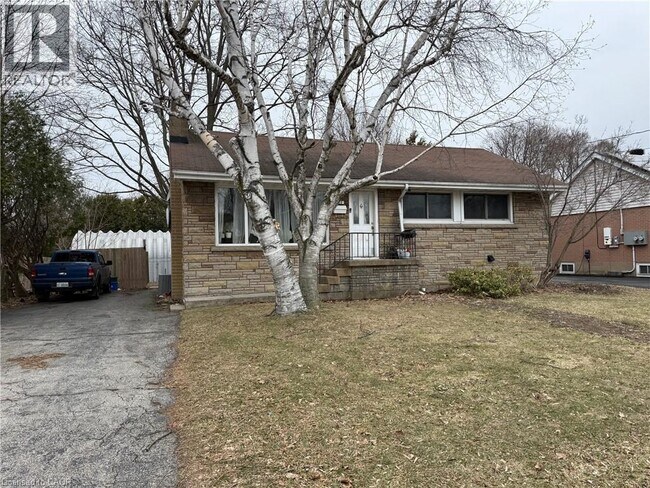 Photo - 180 W 18th St