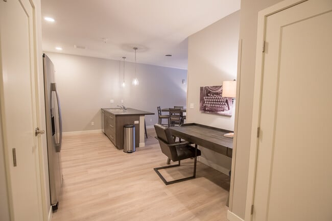 2BD, 2BA - Entryway