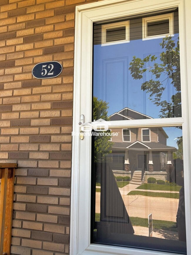 52 SE Booth Ave