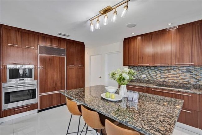 Building Photo - 16001 Collins Ave
