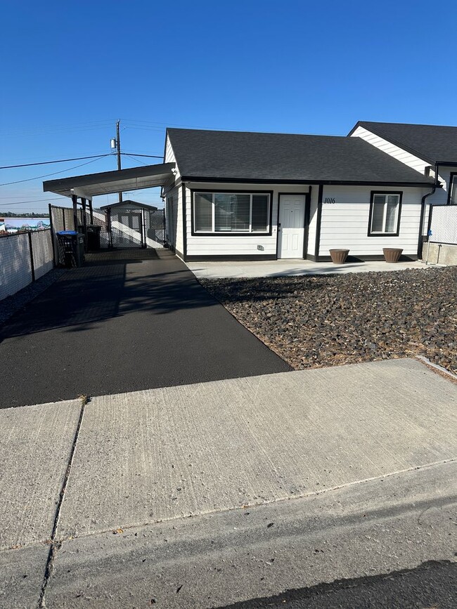 Building Photo - Recently Remodeled, Large 1 bedroom Duplex Rental